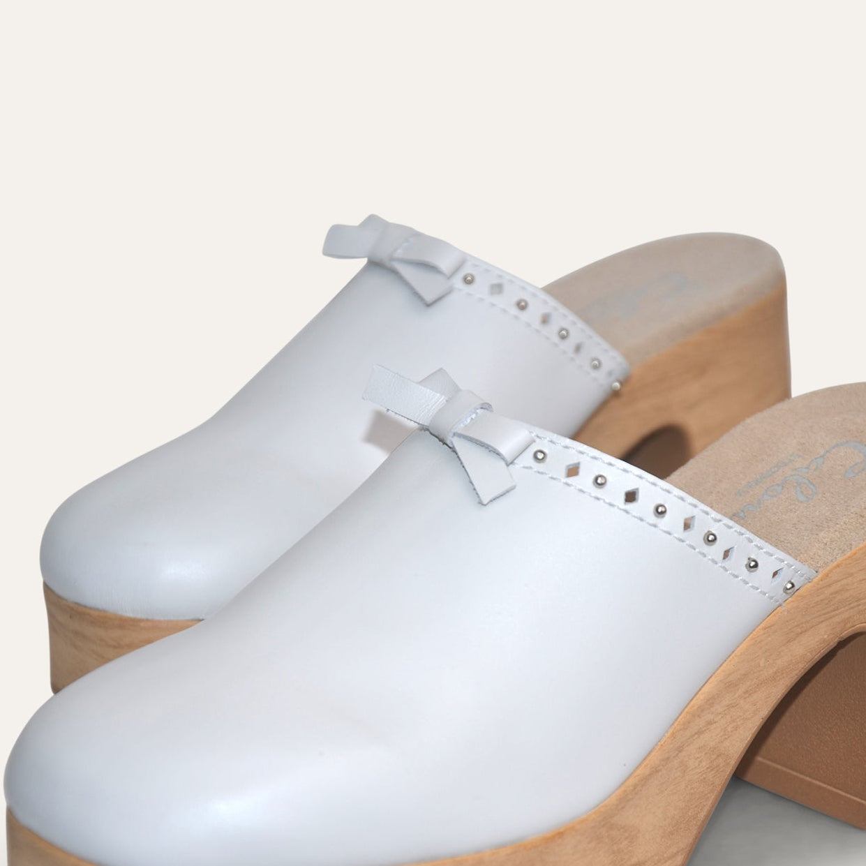Calou White leather clogs detail