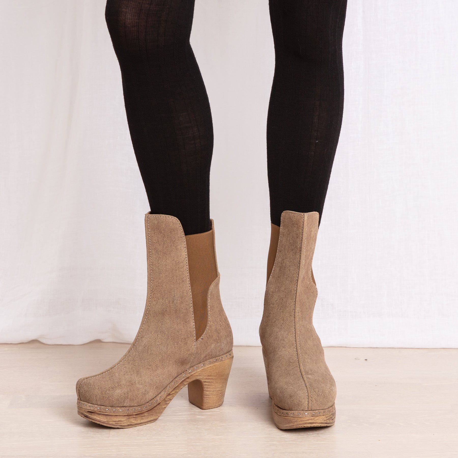 Leia beige suede clog boots on model Calou
