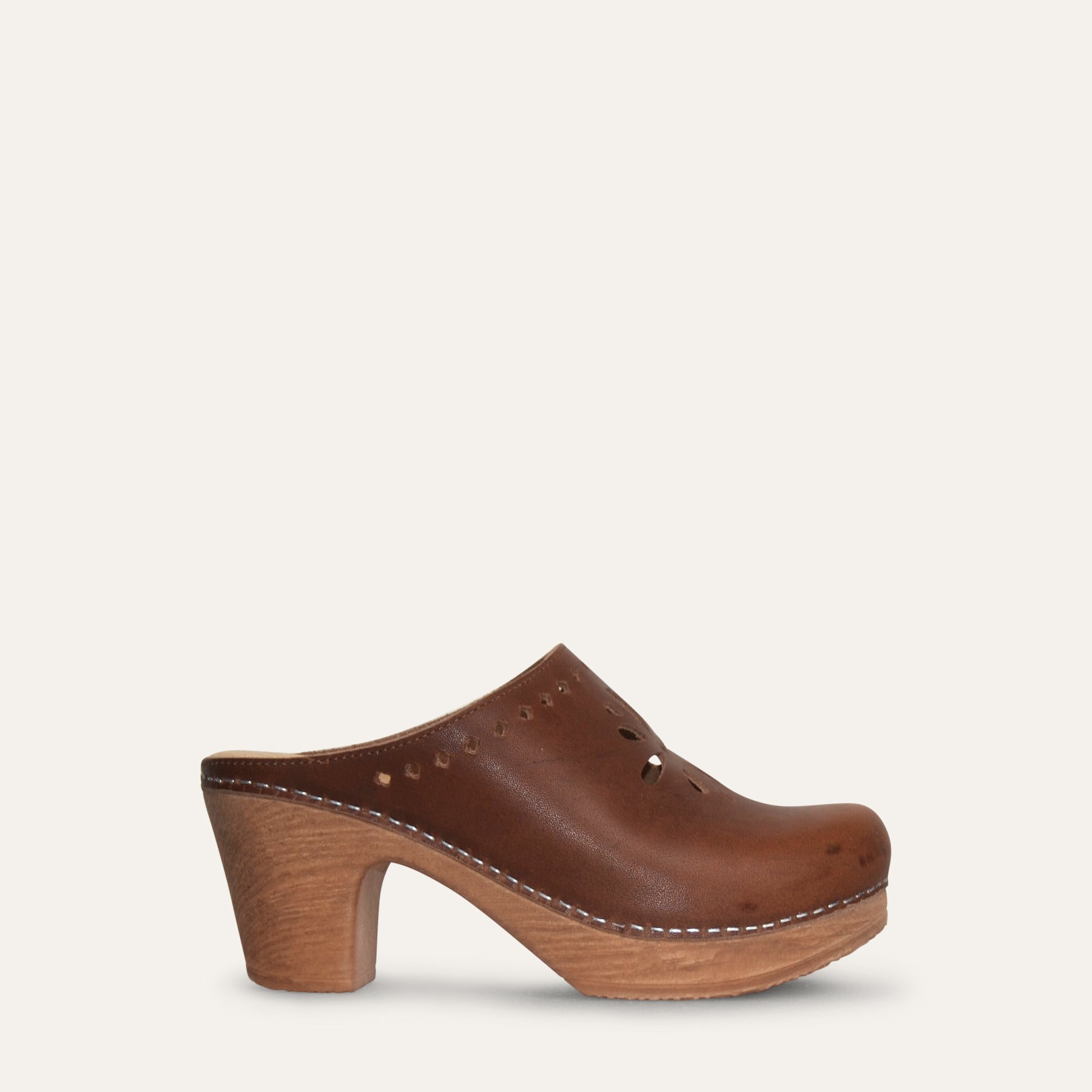 Calou brown clog with cut-out detail on flexible sole