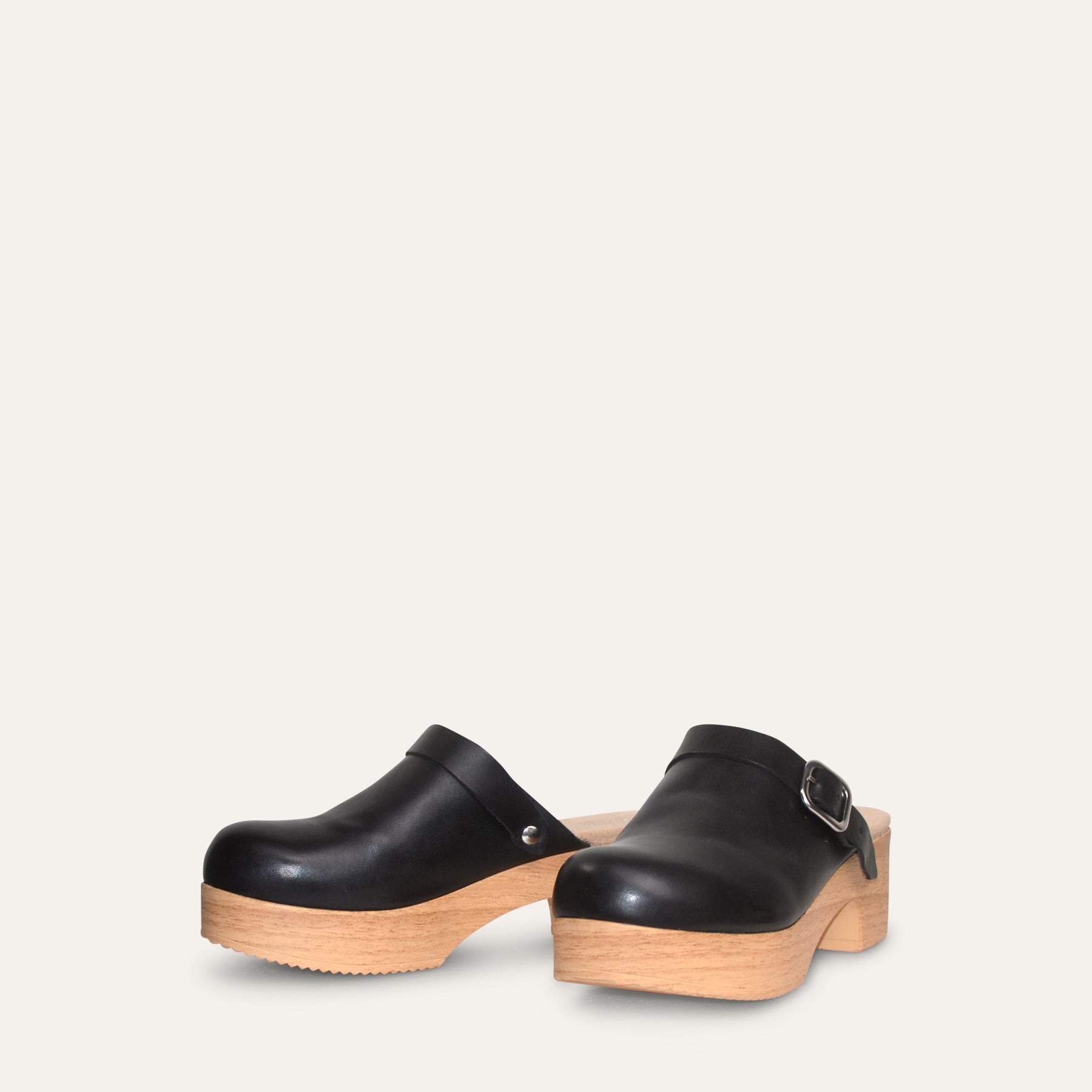 Calou black leather flex-sole clogs front
