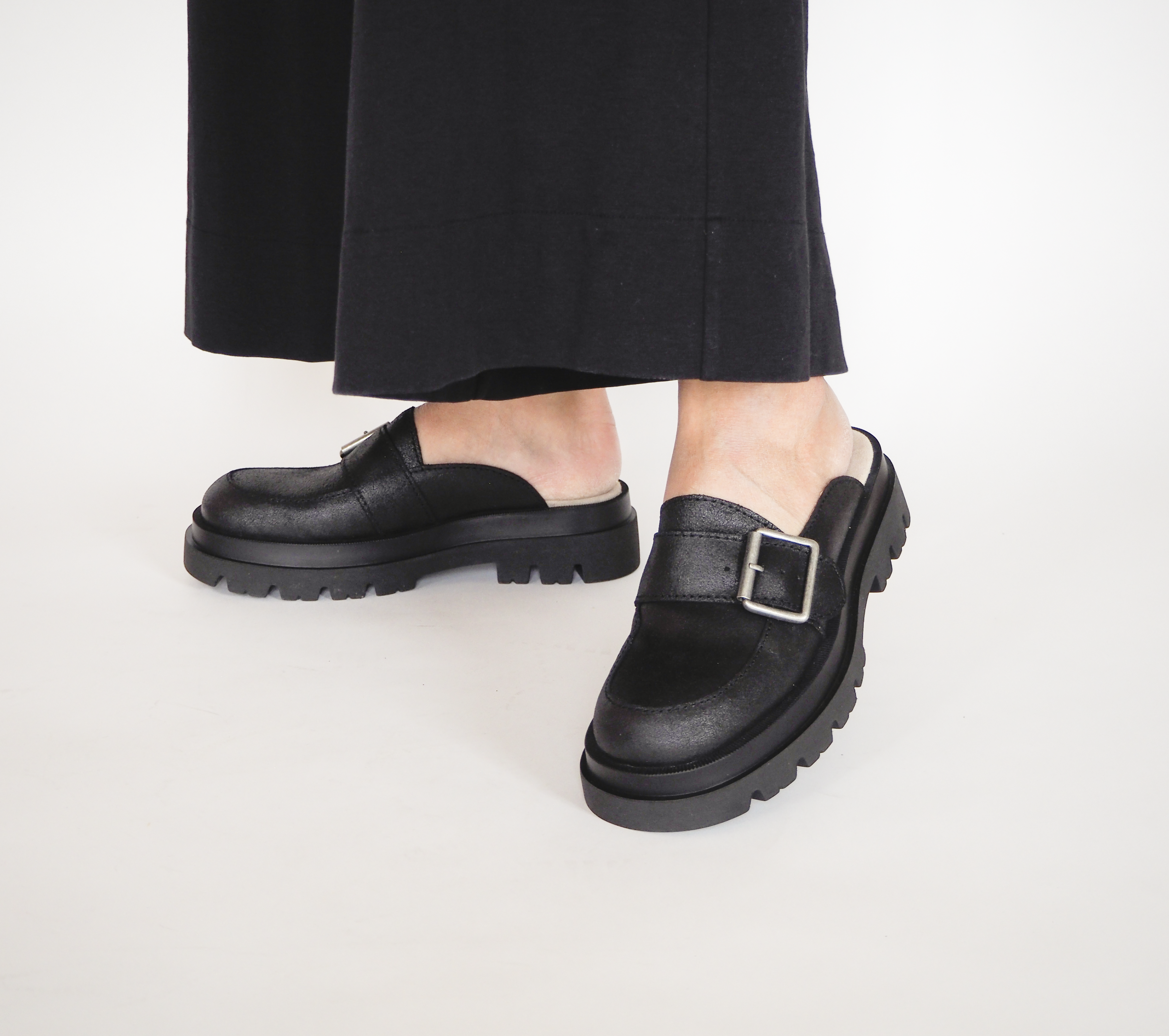 Black clog loafer on model Calou Stockholm