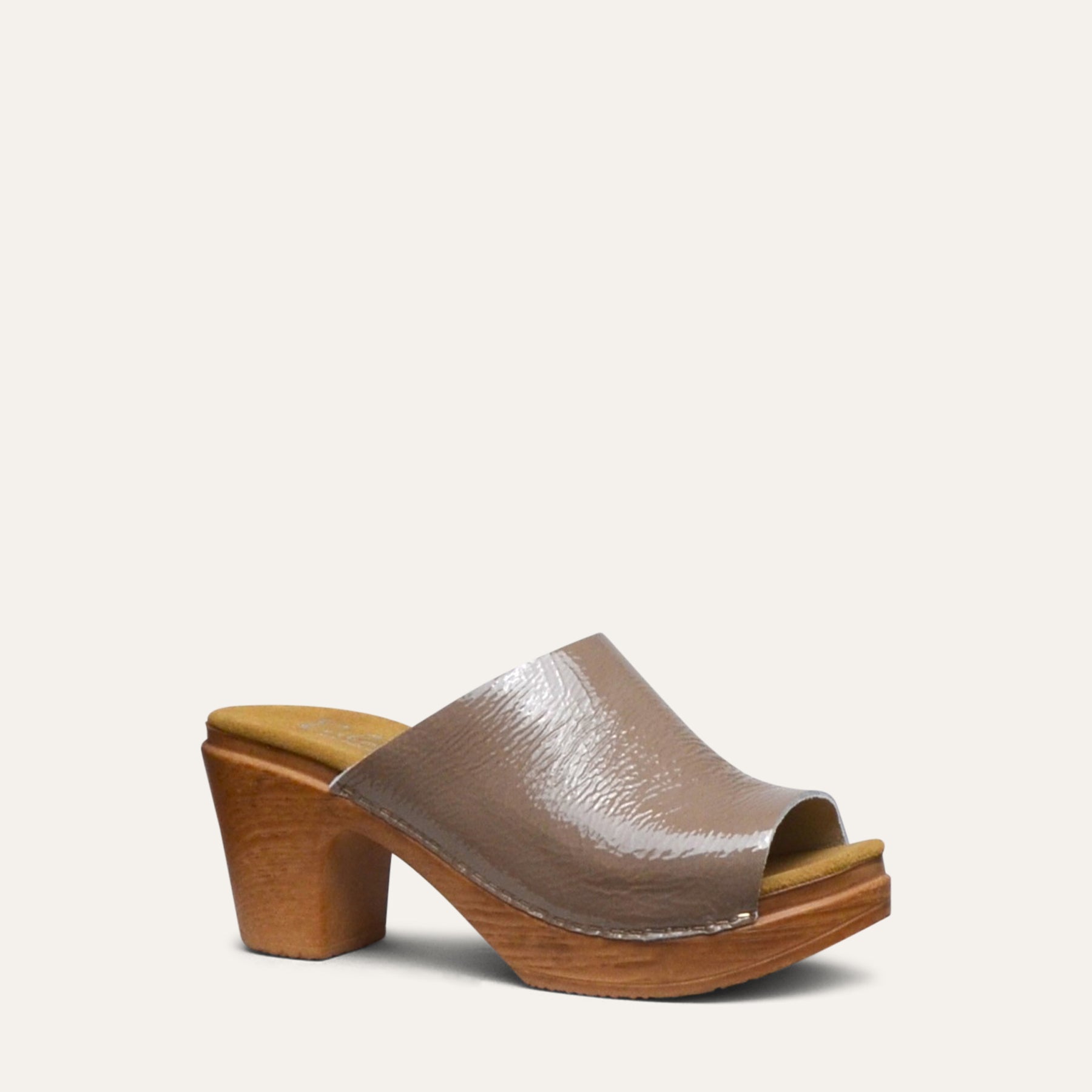 Frida beige patent leather clog sandal calou stockholm