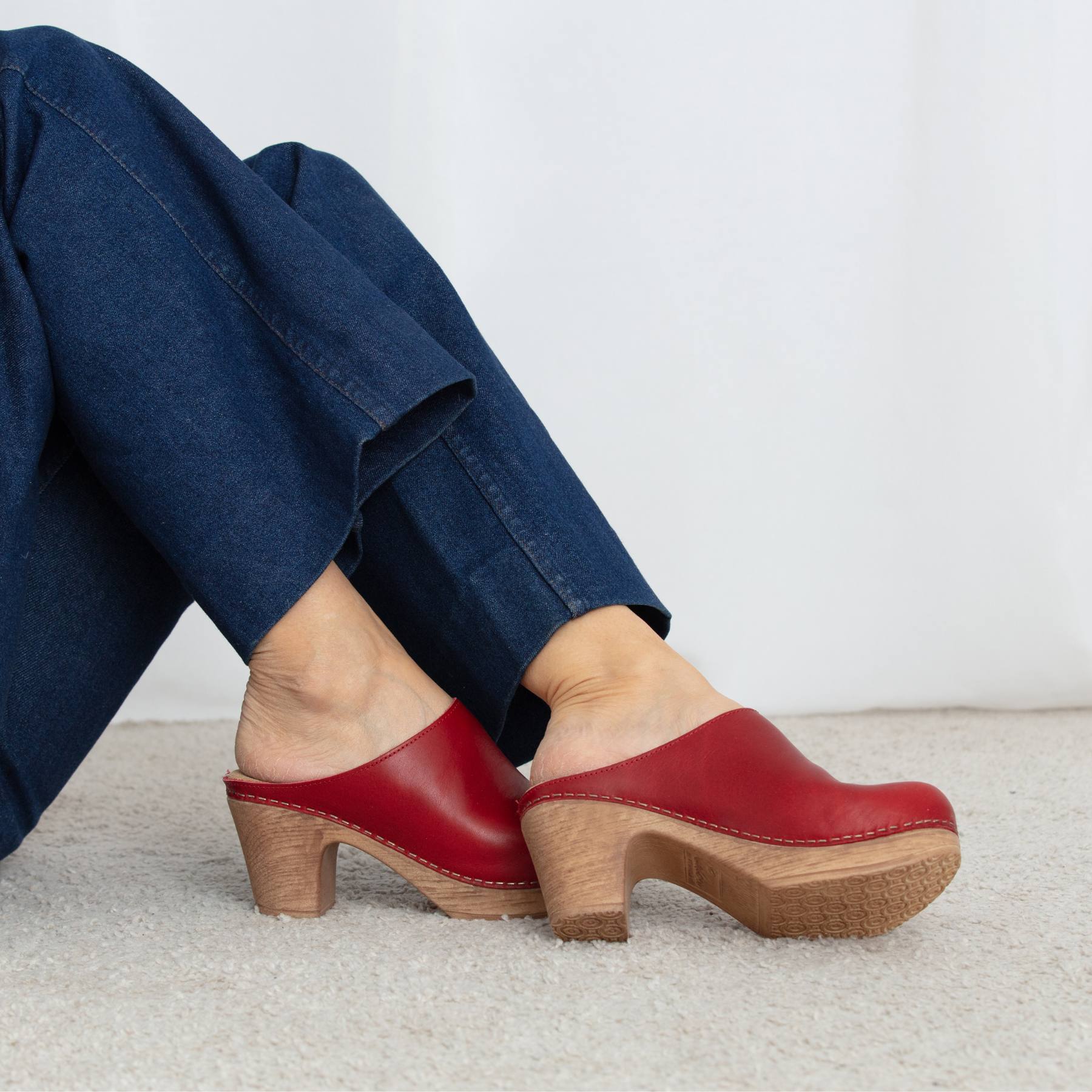 Lisa red leather clogs on model with blue jeans Calou Stockholm