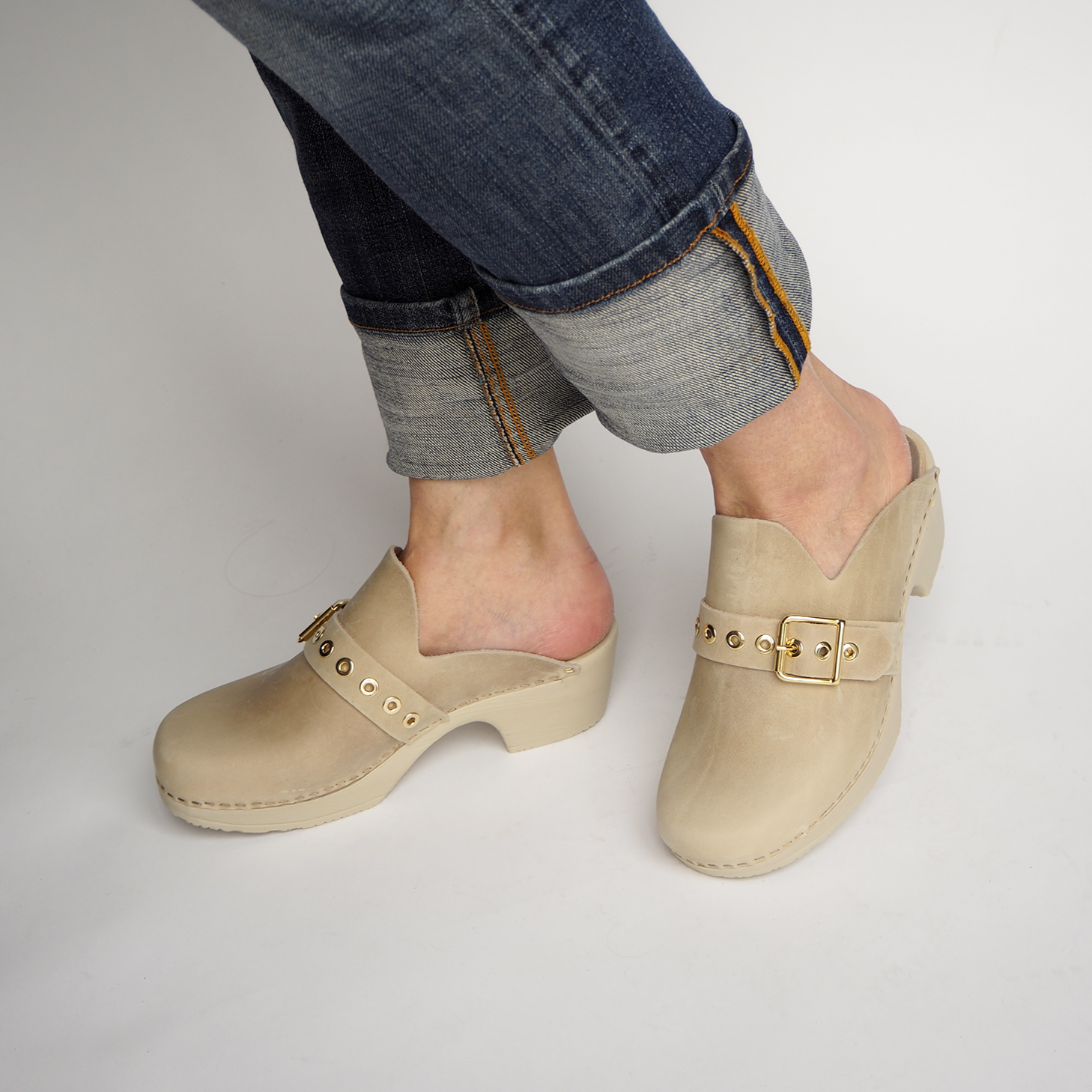 Vanja beige leather clog on model ,Calou Stockholm